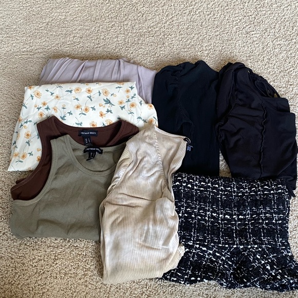 Woman’s medium-large clothing bundle - Picture 1 of 10